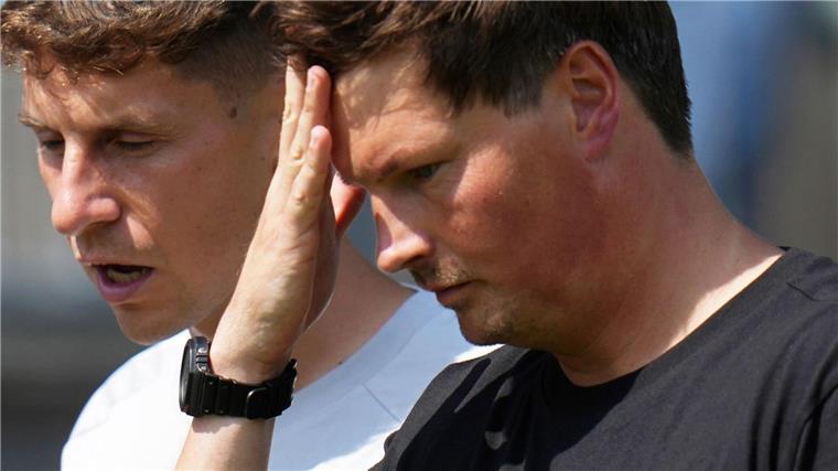 HSV verhindert gerade noch Pokal-Aus in Pirmasens HSV-Coach Merlin Polzin (r.) ratlos in Pirmasens