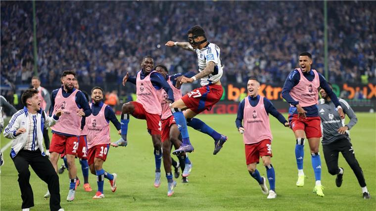 Aufstieg und Ausnahmezustand: „Der HSV war nie weg“ HSV-Stürmer Davie Selke (M) jubelt über sein Tor zum 3:1.