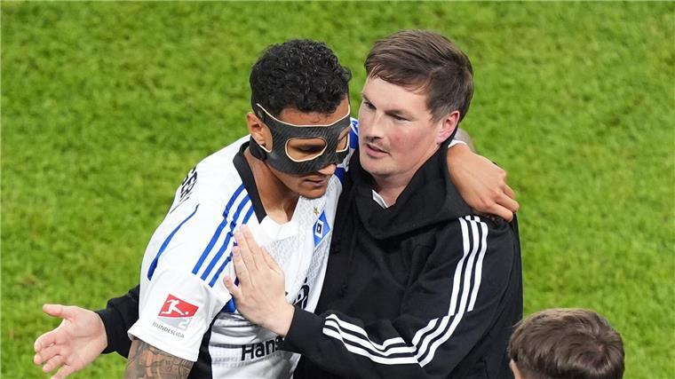 Aufstieg und Ausnahmezustand: „Der HSV war nie weg“ HSV-Trainer Merlin Polzin (r) gratuliert Davie Selke.