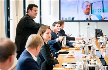 Hubertus Heil (l, SPD), Bundesminister für Arbeit und Soziales, trifft Sozialpartner unter anderem zum Thema Entgeldsicherung bei Kinderbetreuung während der Corona-Epedemie.