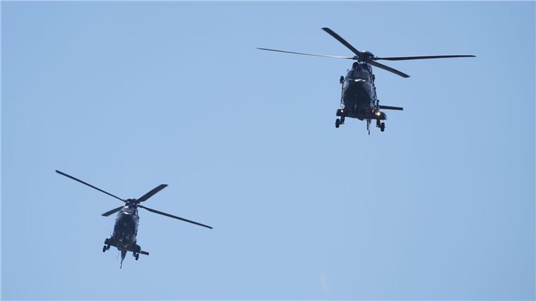 Übung: Hubschrauberpiloten fliegen in Formation über Städte Hubschrauber-Piloten der Polizei werden in der kommenden Woche durch Deutschland fliegen. (Illustration)