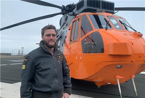 Hubschrauberpilot Kapitänleutnant Johannes Rolle aus Nordholz absolviert aktuell eine sechsmonatige Ausbildung in Portland. Jetzt wurde er zum Lebensretter.