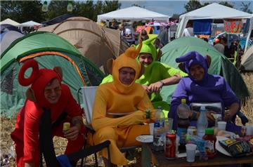 Huch, die Teletubbies sind auch beim Deichbrand vertreten: Po (Marten), Lala (Mi...