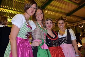Hübsch anzusehen: Die Mädels in ihren bunten Dirndln.