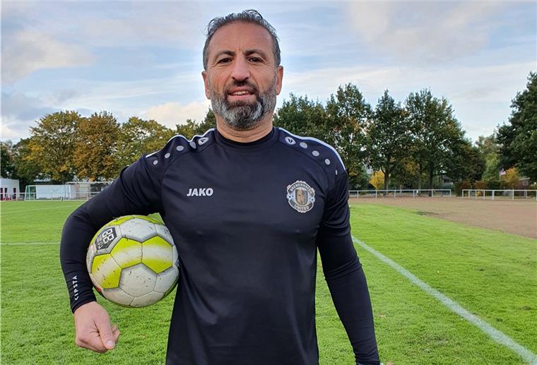 Fußballer mit 51 Jahren noch fit wie ein Turnschuh Hüseyin Cokluk vom Fußball-Kreisligisten Bremerhaven United lebt für den Sport.