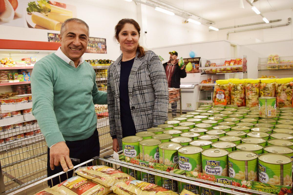 Hüseyin Yilmaz betreibt das neue Lebensmittelgeschäft, das Adana Market heißt, zusammen mit seiner Frau Neslihan. Auf 210 Quadratmetern bieten sie aktuell rund 500 Artikel an, darunter viele orientalische Spezialitäten. 