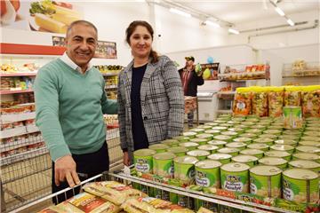 Hüseyin Yilmaz betreibt das neue Lebensmittelgeschäft, das Adana Market heißt, zusammen mit seiner Frau Neslihan. Auf 210 Quadratmetern bieten sie aktuell rund 500 Artikel an, darunter viele orientalische Spezialitäten. 