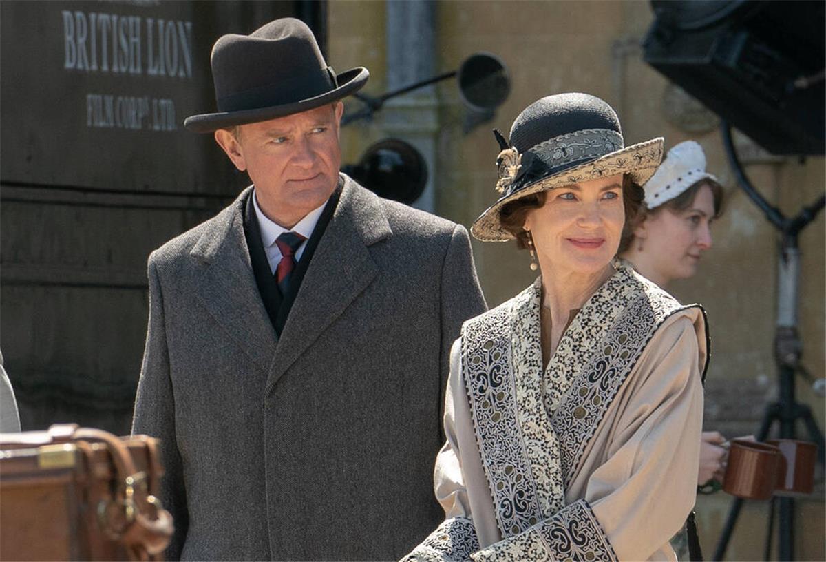 Downton Abbey kommt wieder in die Kinos! Hierauf können sich Fans besonders freuen Ein Mann und eine Frau mit Hut. Sie spielen auch im neuen Downton Abbey-Film mit. Wir zeigen, worauf sich Kinobesucher freuen können.