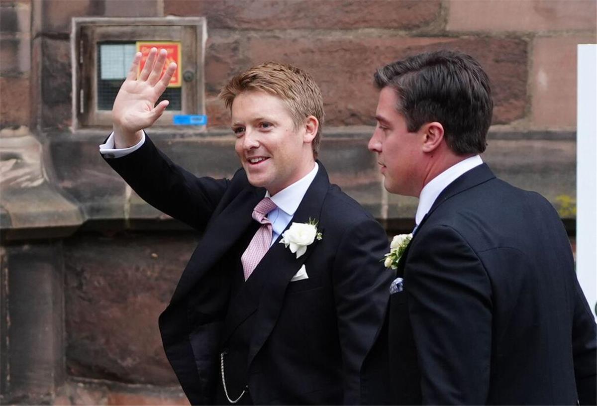Prinz William bei „Hochzeit des Jahres“ gesichtet Hugh Grosvenor (l), der Herzog von Westminster, kommt zu seiner Hochzeit in der Kathedrale von Chester an.