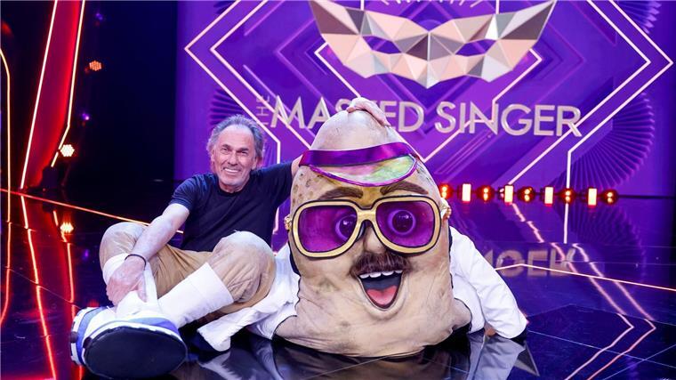 Hugo Egon Balder als Kartoffel bei „Masked Singer“ enttarnt Hugo Egon Balder, Moderator, sitzt als enttarnte Figur „Der Couchpotato“ in der Prosieben-Show „The Masked Singer“ auf der Bühne.