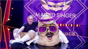 Hugo Egon Balder, Moderator, sitzt als enttarnte Figur „Der Couchpotato“ in der Prosieben-Show „The Masked Singer“ auf der Bühne.