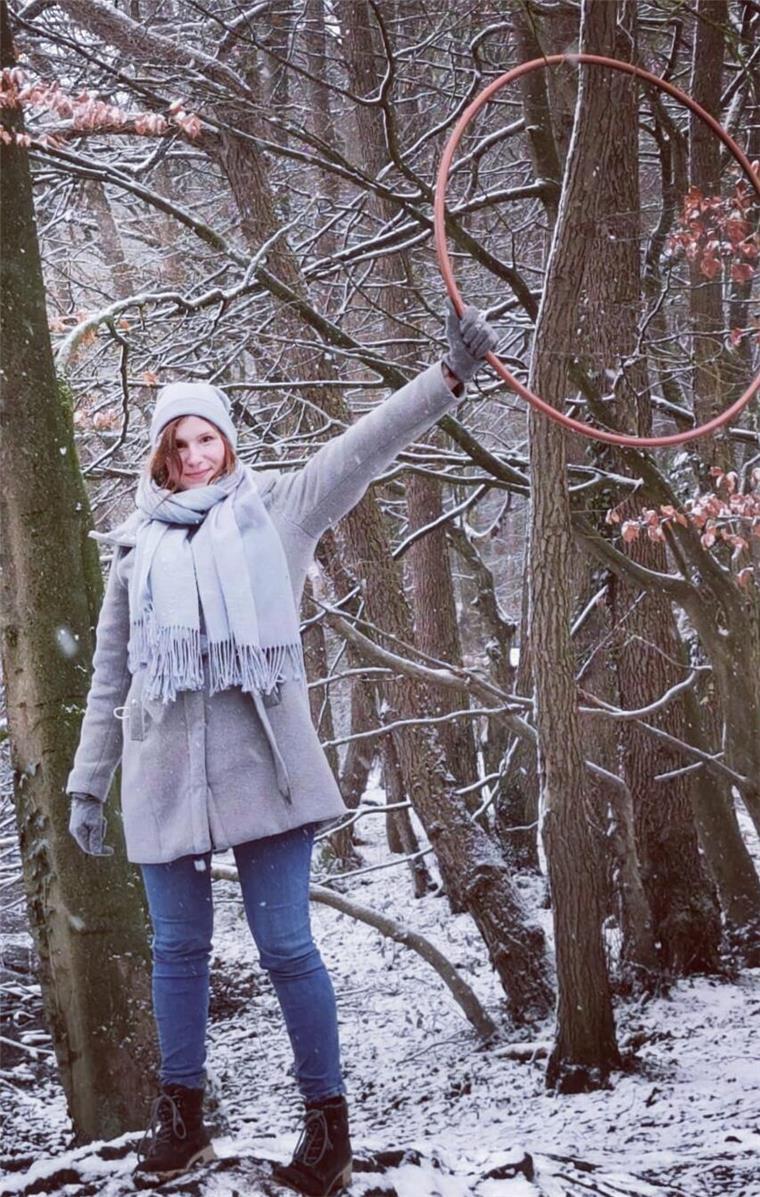 Hula-Hoop macht auch im Freien Spaß - sogar im Winter. Mareike Böker entdeckte ihre Leidenschaft für Hoop-Dance während des Corona-Lockdowns und ist inzwischen sogar als Trainerin unterwegs.
