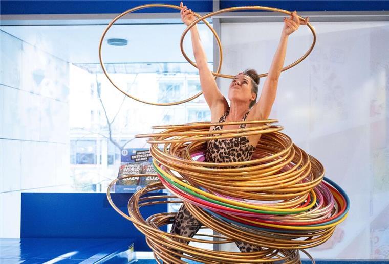 Hula-Hoop macht Spaß - gerne auch mit mehreren Reifen.