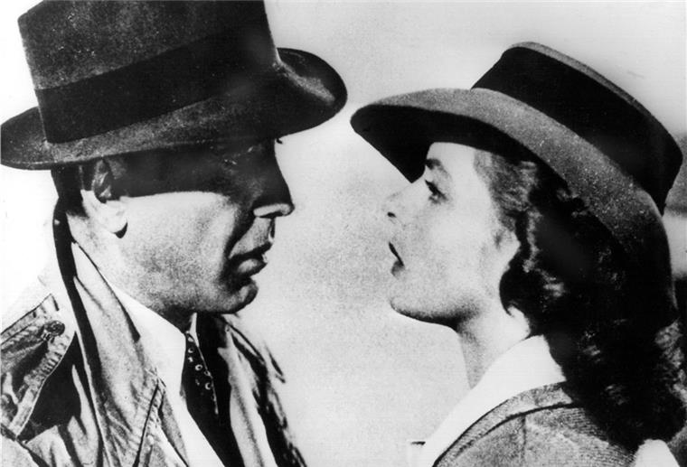 Humphrey Bogart als Richard Blaine und Ingrid Bergman als Ilsa Lund Laszlo blicken sich tief in die Augen.