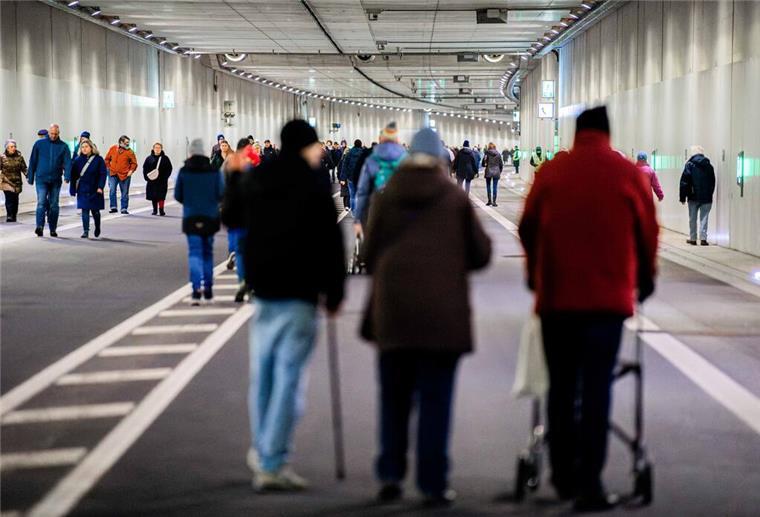 Hunderte Besucher nutzten die Chance einmal durch den Tunnel zu spazieren.