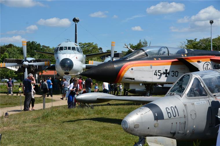 Mit Bildergalerie: Hubschrauber zum Anfassen locken ins Aeronauticum Hunderte Besucher strömten beim Tag der offenen Tür ins Aeronauticum.