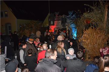 Hunderte kleine und große Gruselfreunde standen an Halloween vor der Gruselgarage in Surheide Schlange.