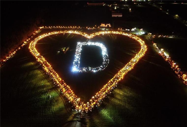 Hunderte Lichter sind auf dem Festival-Gelände in Wanhöden zu sehen. Sie formieren sich in der Form eines Herzens.