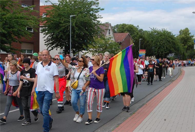 Zweiter CSD in Nordenham: „Unsere Vielfalt blüht auf dem Land“ Hunderte nahmen im vergangenen Jahr am ersten Umzug zum Christopher Street Day in Nordenham teil.