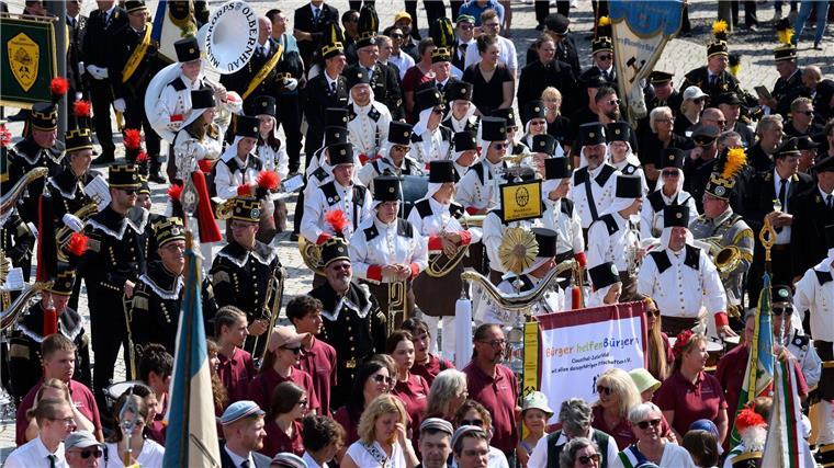 Hunderte Teilnehmer in Bergbau-Uniformen zogen durch Clausthal-Zellerfeld.