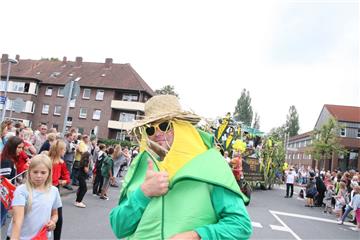 Hunderte Zuschauer verfolgten den bunten Umzug durch die Stadt.
