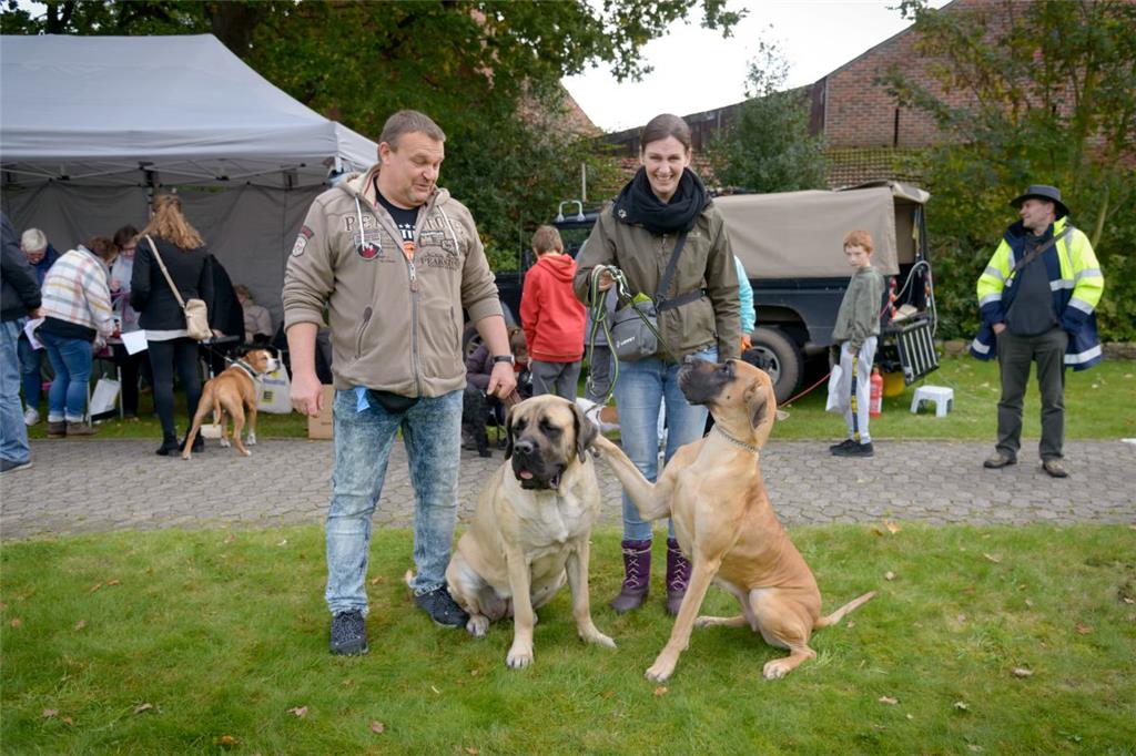 Hundeschau in Bad Bederkesa. Von links: Dirk Willer mit Krümel und Valeska Fried...