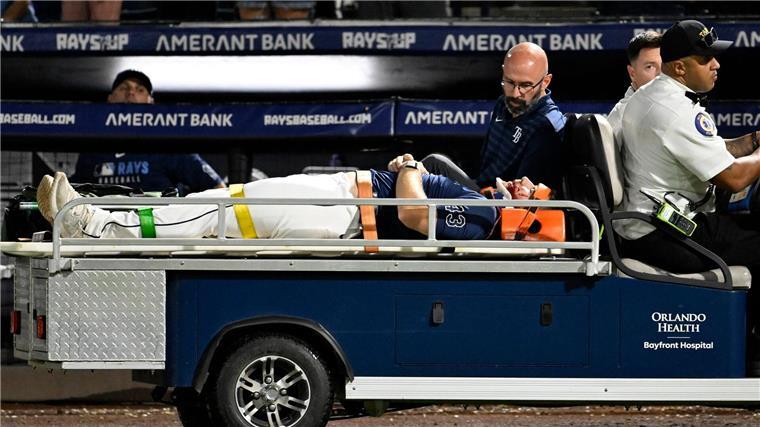 Baseball-Profi nach hartem Gesichtstreffer im Krankenhaus Hunter Bigge wird nach dem Treffer im Gesicht ins Krankenhaus gebracht.