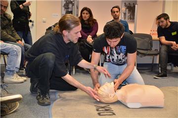 Hussein Husseini (rechts) probiert beim Erste-Hilfe-Kursus an der Übungspuppe Beatmung und Herzdruckmassage. Pädagoge Kai Uhlhorn passt auf, dass alle Handgriffe richtig sitzen.