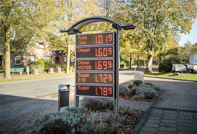 BioDiesel Revolution im Cuxland: Alles, was Sie übers Tanken wissen müssen Seit Anfang Oktober gibt es HVO100-Diesel im Cuxland. Was macht den Kraftstoff aus und wer kann ihn nutzen?Tankstelle Grüning
