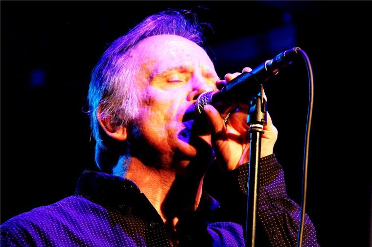 Konzert in Burgsittensen: Ian Cussick singt im alten Kuhstall Ian Cussick ist am Samstag, 29. Juni, im ehemaligen Kuhstall vom Klostergut Burgsittensen zu hören. Ritchie Kück-Michelmann (Gitarre) und Mickie Stickdorn (Schlagzeug) begleiten den Sänger.