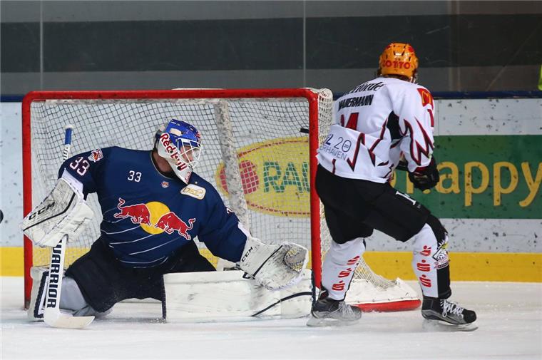 Ice hockey Eishockey - DEL, RB Muenchen vs Bremerhaven MUNICH,GERMANY,20.JAN.17 - ICE HOCKEY - DEL, Deutsche Eishockey Liga, EHC Red Bull Muenchen vs Fischtown Pinguins Bremerhaven. Image shows Danny Aus Den Birken (RB Muenchen) and Ross Mauermann (Pinguins). PUBLICATIONxINxGERxHUNxONLY GEPAxpictures/xFelixxRoittner

Ice Hockey Ice hockey DEL RB Munich vs Bremerhaven Munich Germany 20 Jan 17 Ice Hockey DEL German Ice hockey League EHC Red Bull Munich vs Fish Town Penguin Bremerhaven Image Shows Danny out the Birches RB Munich and Ross  Penguin PUBLICATIONxINxGERxHUNxONLY GEPAxpictures xFelixxRoittner