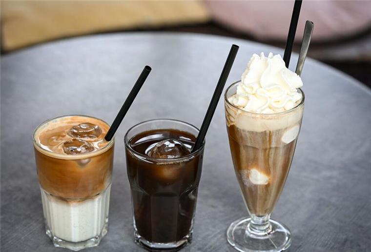 Iced Latte (also geeister Milchkaffee) und Iced Coffee sind puristischer als der sahnige Wiener Eiskaffee, der früher der Inbegriff von Eiskaffee in Deutschland war.
