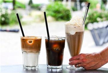 Iced Latte, Iced Coffee (also Kaffee mit Eiswürfeln) und klassischer Eiskaffee mit Vanilleeis und Sahne - präsentiert in einem Berliner Café.
