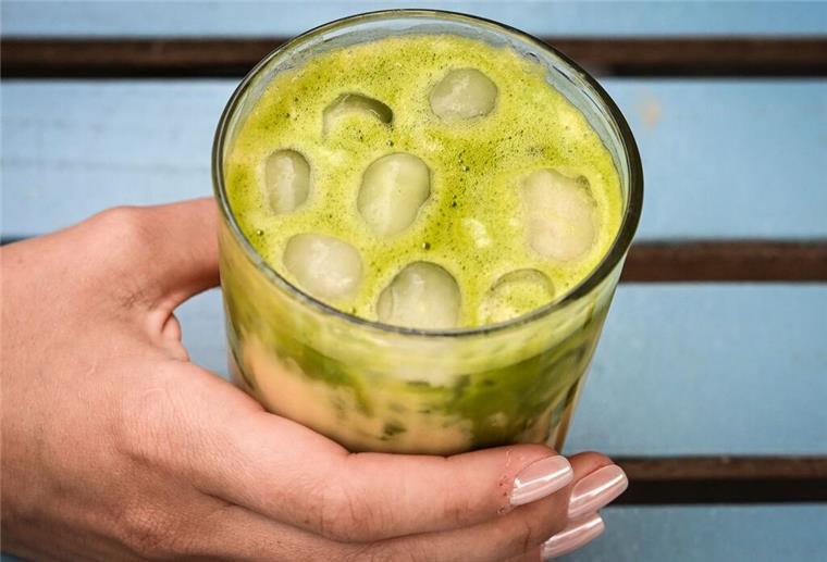 Iced Matcha Latte ist inzwischen für viele eine Alternative zu Eiskaffee (welcher Art auch immer).
