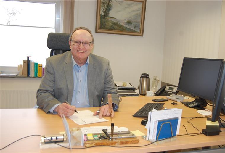 „Ich bin gut angekommen in Stadland“: Bürgermeister Harald Stindt in seinem Büro im Rathaus in Rodenkirchen. 22 Mitarbeiterinnen und Mitarbeiter sind im Rathaus tätig, insgesamt hat die Verwaltung rund 140 Beschäftigte.