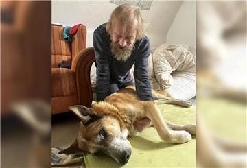 Obdachloser Mino mit seinem Hund Schlinki