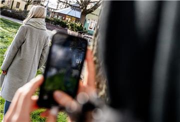 "Ich finde dich, ich bin immer da, wo du auch bist": Der Psychoterror von Stalkern - meistens ist es der Ex-Partner, der eine Trennung nicht akzeptieren kann - macht betroffene Frauen krank. Oft so wehrlos, dass die Kraft zum Hilfe-Suchen fehlt. Hier eine nachgestellte Szene. Foto: Hartmann