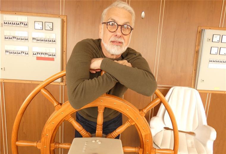 „Ich freue mich sehr, mal wieder in Bremerhaven zu sein und vor meinem Publikum auftreten zu können“, sagt Hans Neblung an Bord des Salondampfers „Hansa“: „Das sind für mich echte Heimatabende.“