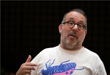 „Ich fühle mich in der Mitte dieses Sturms. Ich pendle jeden Tag zwischen verschiedenen Emotionen hin und her“, sagt Regisseur Barrie Kosky mit Blick auf die Situation in Nahost seit dem Terrorangriff der Hamas auf Israel.