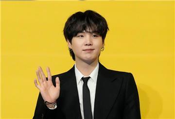 „Ich sehe Euch alle 2025!“: BTS-Mitglied Suga leistet in Erfüllung der Wehrpflicht erst mal seinen Sozialdienst ab.
