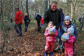 "Ich war als Kind hier schon mit dabei": Uwe Schmeelk ist mit seiner Familie im Osterhasenwald in Ostereistedt dabei, um Hanni Hase zu sehen und Osternester zu suchen. 