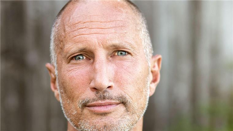 Ein Mann schaut in die Kamera. „Ich war schon immer von Naturdokus fasziniert“, sagt Benno Fürmann. In „Faszination Europa“ ist er als Erzähler mit markanter Stimme zu hören.
