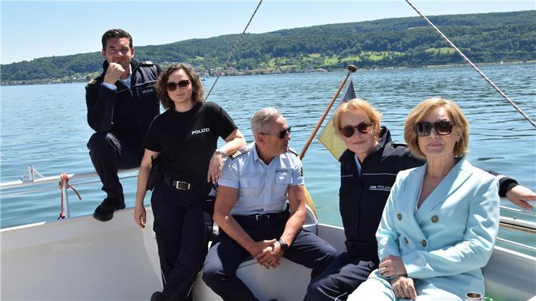 Idylle am Wasser, gestört durch eine Mückenplage: Die Schauspieler Max König (l-r), Wendy Güntensperger, Tim Wilde, Floriane Daniel und Marion Mitterhammer bei den  Dreharbeiten zur ARD-Vorabendserie „WaPo Bodensee“.