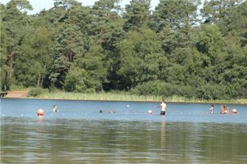 Idyllische Lage: Inmitten von Bäumen lädt der Große Bullensee zum Baden ein. Ideal an diesen „Hundstagen“.