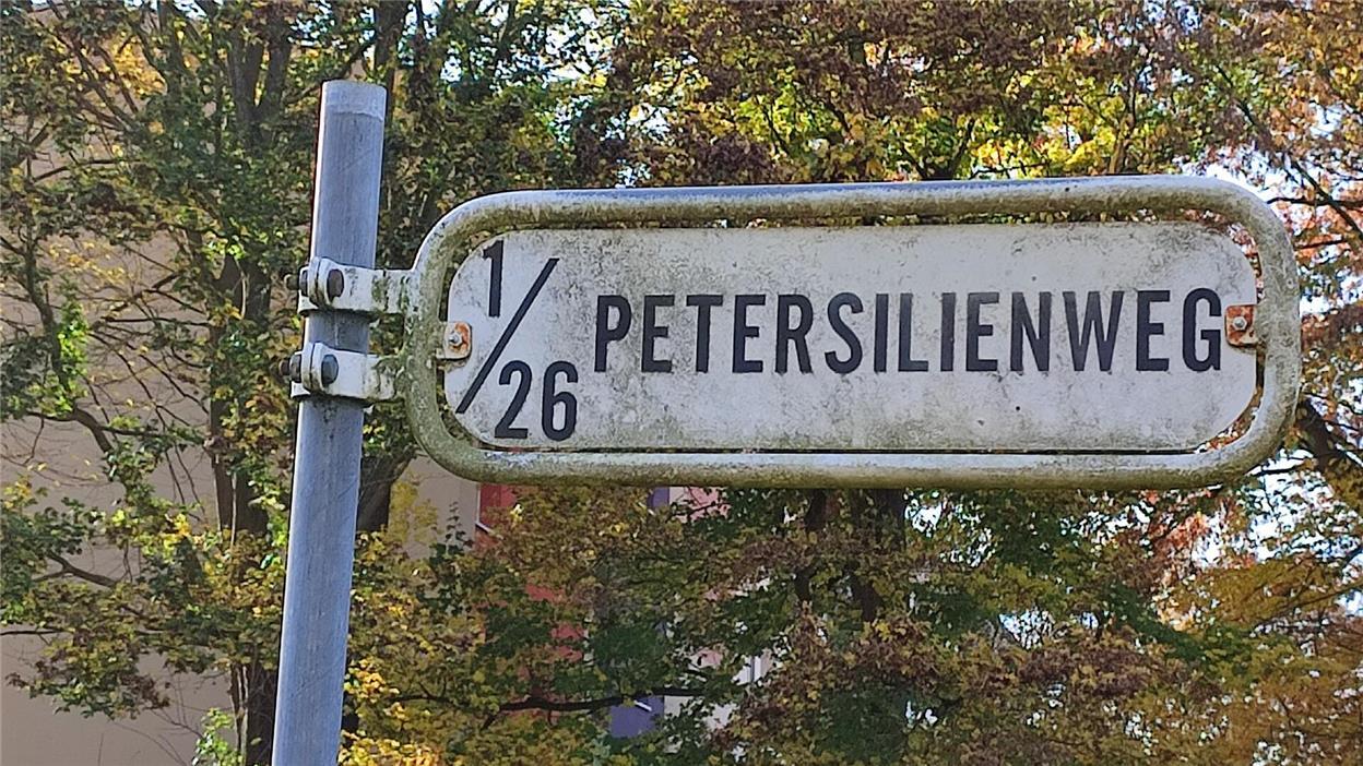 75 Jahre Kleingartenverein Erika: Gemeinschaft als Inhalt Straßenschild in Kleingarten-Idylle