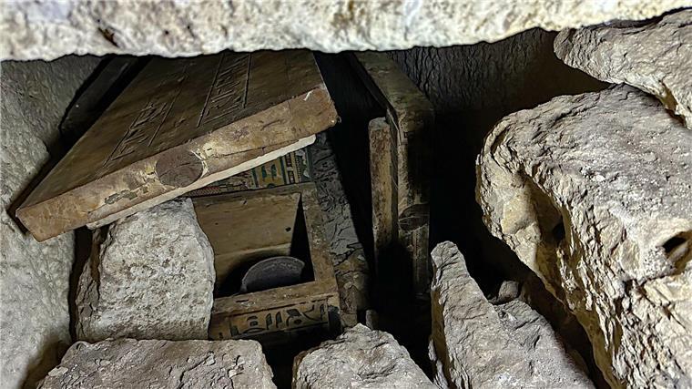 Wie Forscher in Ägypten überraschend ein uraltes Grab fanden Idys Mumie wurde von antiken Grabräubern zerfleddert.