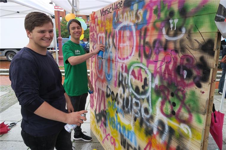 ie Vertreter des Nordenhamer Jugendparlamentes, Georg Becker (17, links) und Jannis Blumenberg (15), brachten am Samstagnachmittag den grauen Regenwolken zum Trotz Farbe ins Spiel. Sie riefen die jungen Besucher auf, eine Wand mit Farbe aus der Sprühdose zu verzieren.