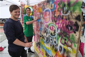 ie Vertreter des Nordenhamer Jugendparlamentes, Georg Becker (17, links) und Jannis Blumenberg (15), brachten am Samstagnachmittag den grauen Regenwolken zum Trotz Farbe ins Spiel. Sie riefen die jungen Besucher auf, eine Wand mit Farbe aus der Sprühdose zu verzieren.