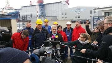 IG-Metall-Bezirkschef Meinhard Geiken (Mitte) erläuterte nach der Betriebsversammlugn am Freitag die Gewerkschafts-Position. 