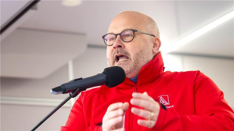 Rund 4.000 Beschäftigte bei VW in Emden im Warnstreik IG Metall Bezirksleiter Friedrich forderte eine Lösung im Tarifkonflikt möglichst bis Weihnachten.